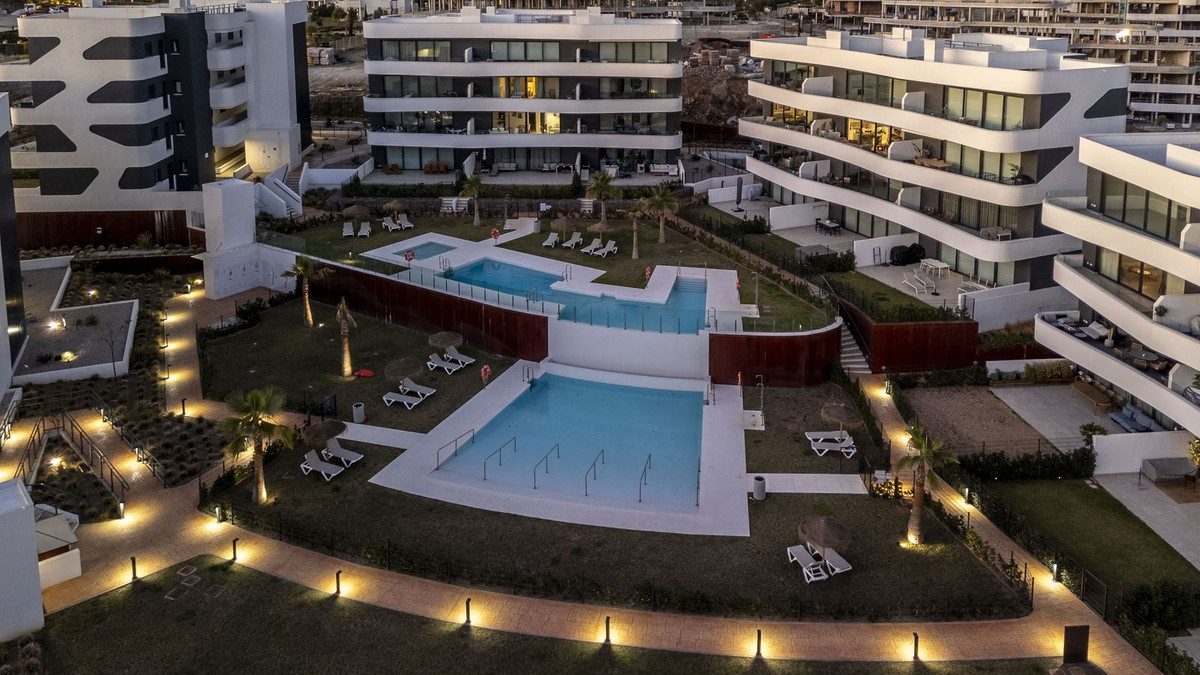 Middle Floor Apartment in Fuengirola, Costa del Sol – 2 beds – 449000 € - photo 17 of 22