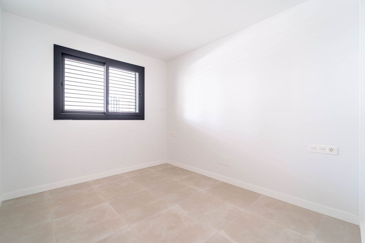 Middle Floor Apartment in Fuengirola, Costa del Sol – 2 beds – 449000 € - photo 18 of 22