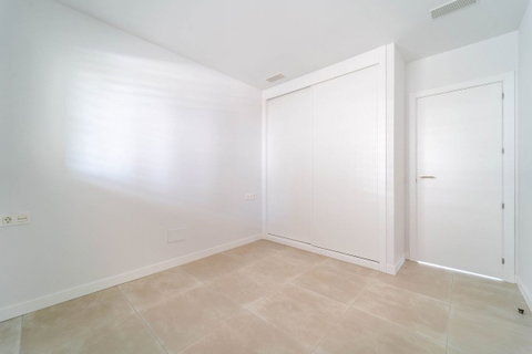 Middle Floor Apartment in Fuengirola, Costa del Sol – 2 beds – 449000 € - photo 19 of 22