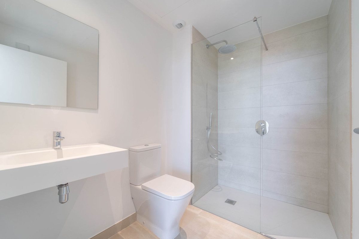 Middle Floor Apartment in Fuengirola, Costa del Sol – 2 beds – 449000 € - photo 20 of 22