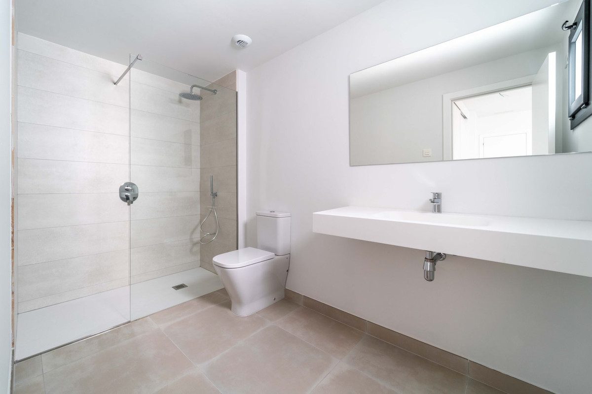 Middle Floor Apartment in Fuengirola, Costa del Sol – 2 beds – 449000 € - photo 22 of 22