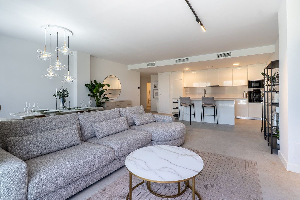 Middle Floor Apartment in Estepona, Costa del Sol – 3 beds – 690000 € - photo 2 of 25