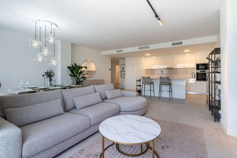 Middle Floor Apartment in Estepona, Costa del Sol – 3 beds – 690000 € - photo 2 of 25