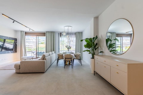 Middle Floor Apartment in Estepona, Costa del Sol – 3 beds – 690000 € - photo 5 of 25