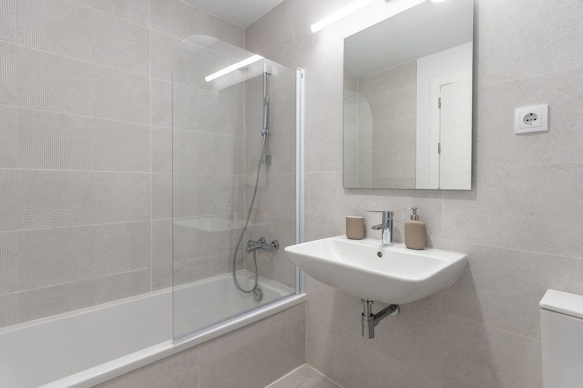 Middle Floor Apartment in Estepona, Costa del Sol – 3 beds – 690000 € - photo 19 of 25