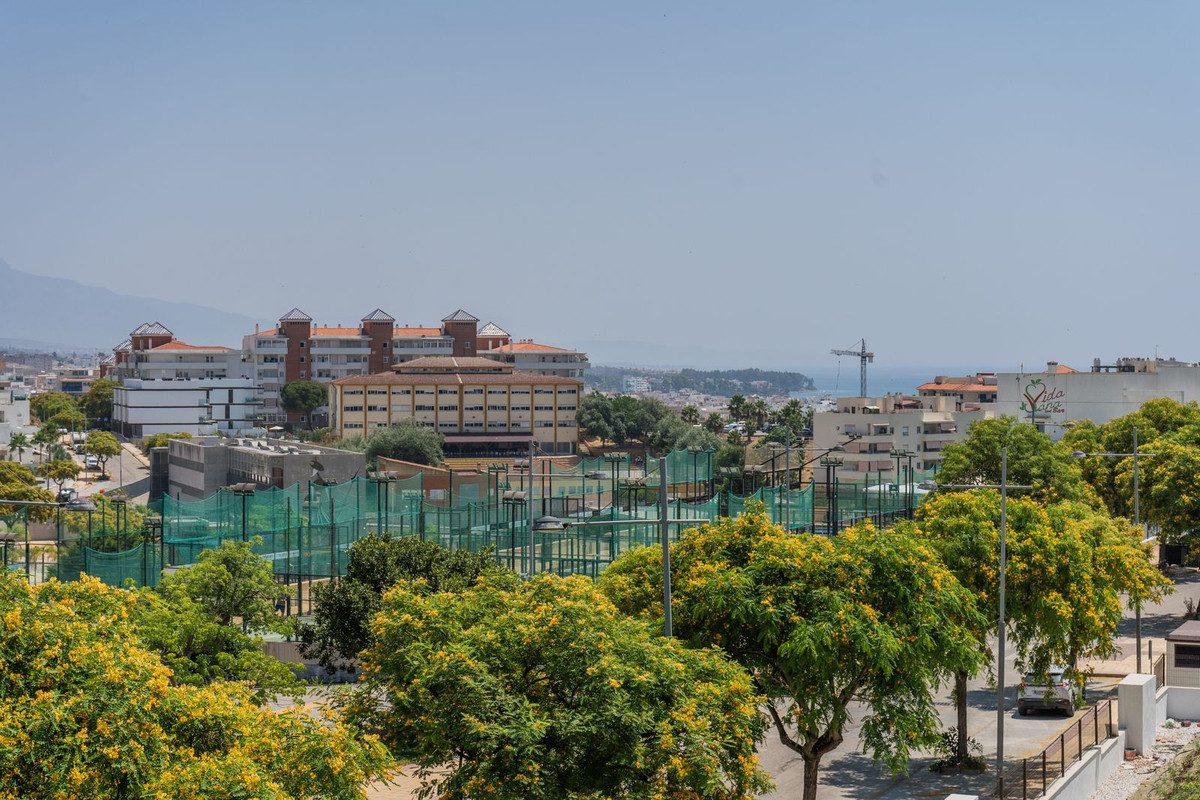 Middle Floor Apartment in Estepona, Costa del Sol – 3 beds – 690000 € - photo 20 of 25