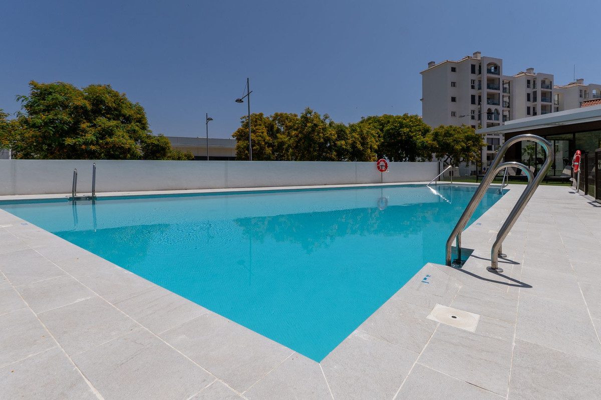Middle Floor Apartment in Estepona, Costa del Sol – 3 beds – 690000 € - photo 23 of 25