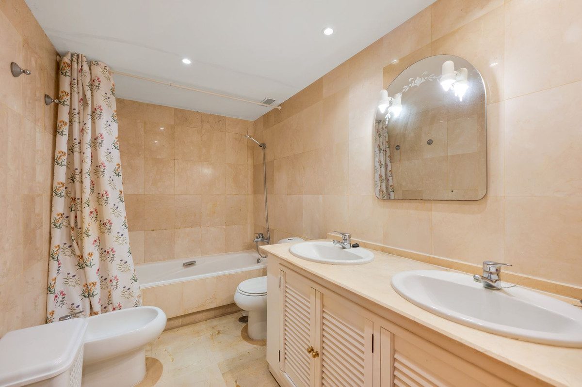 Middle Floor Apartment in Torremolinos, Costa del Sol – 3 beds – 500000 € - photo 6 of 27