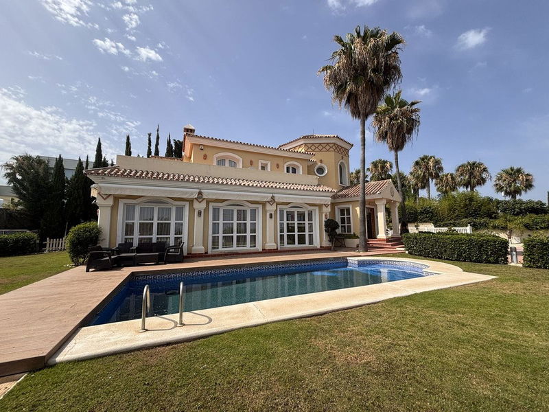 Detached Villa in Estepona, Costa del Sol – 5 beds – 2500000 €