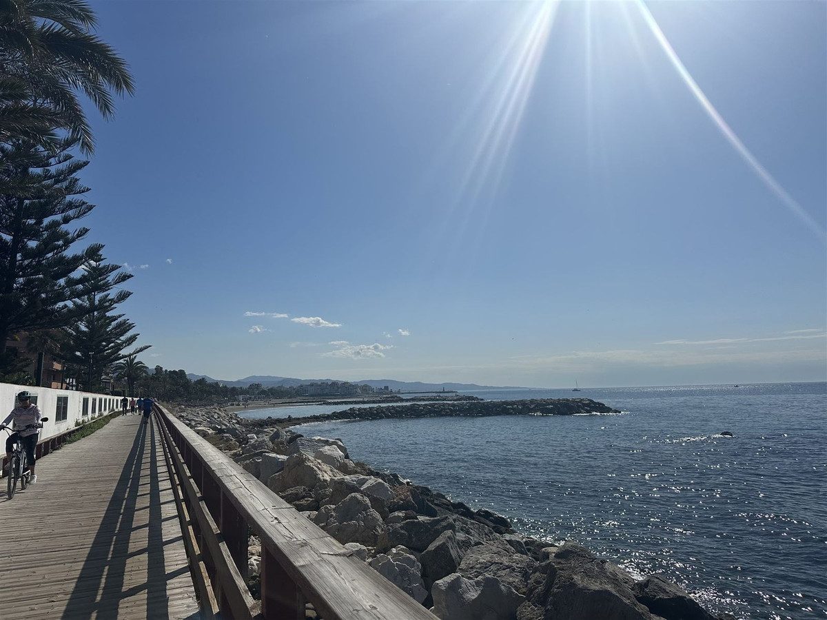Middle Floor Apartment in Marbella, Costa del Sol – 2 beds – 420000 € - photo 12 of 23