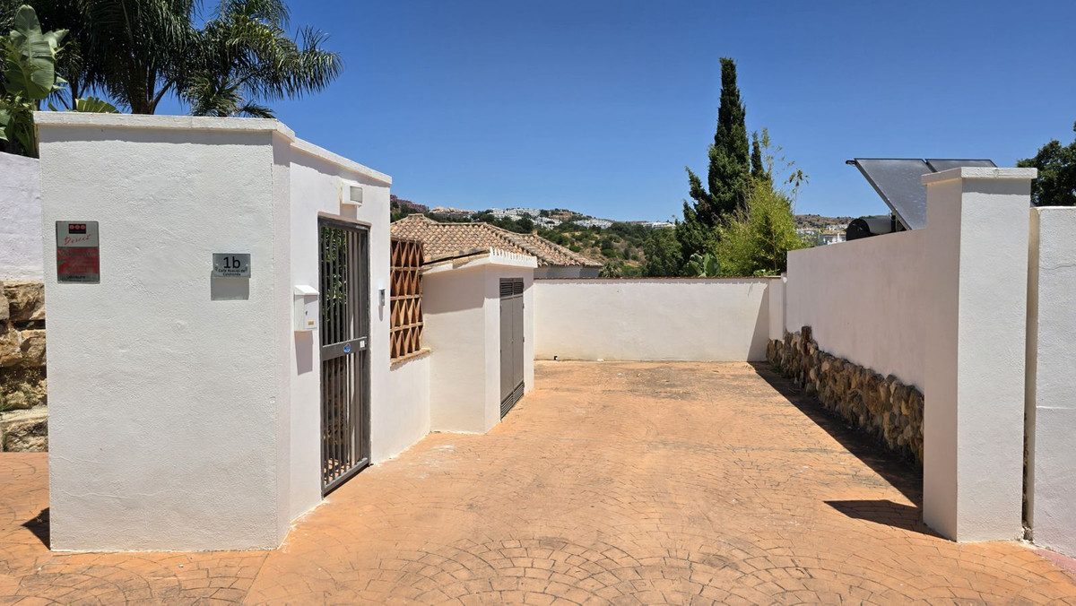 Detached Villa in Mijas, Costa del Sol – 4 beds – 1249000 € - photo 2 of 46