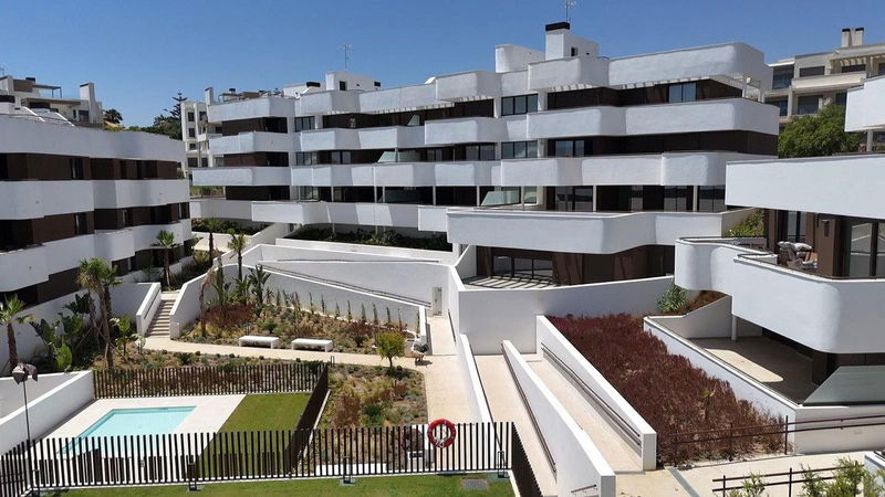 Middle Floor Apartment in Estepona, Costa del Sol – 2 beds – 595000 €