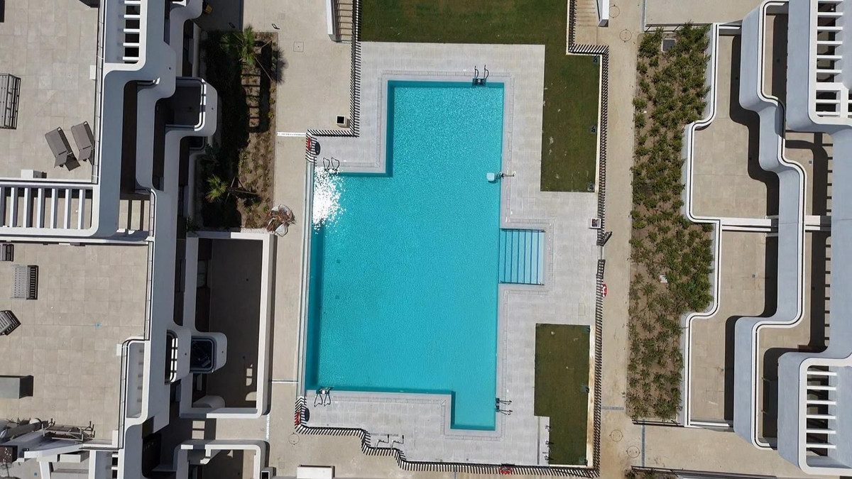 Middle Floor Apartment in Estepona, Costa del Sol – 2 beds – 595000 € - photo 2 of 29