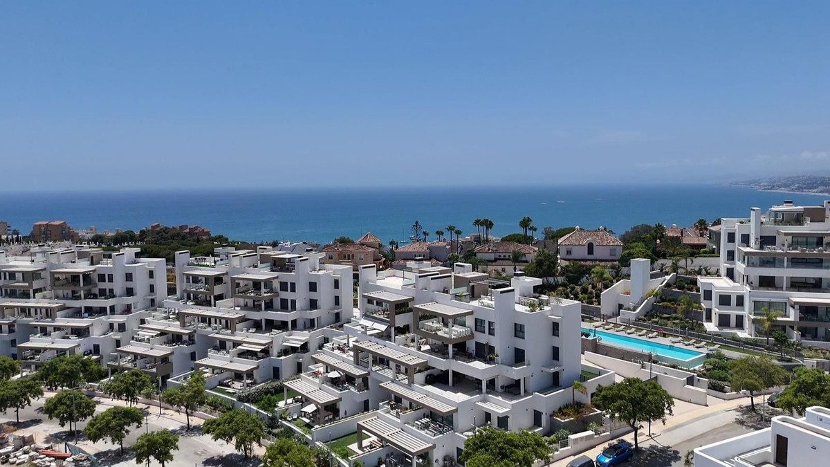 Middle Floor Apartment in Estepona, Costa del Sol – 2 beds – 595000 € - photo 3 of 29