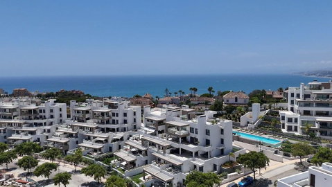 Middle Floor Apartment in Estepona, Costa del Sol – 2 beds – 595000 € - photo 3 of 29