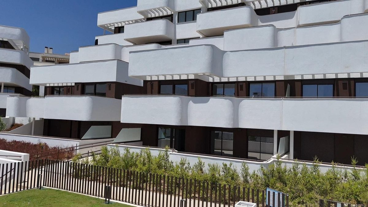 Middle Floor Apartment in Estepona, Costa del Sol – 2 beds – 595000 € - photo 5 of 29