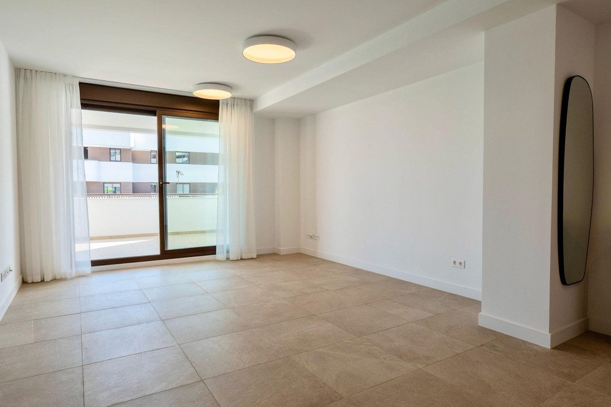 Middle Floor Apartment in Estepona, Costa del Sol – 2 beds – 595000 € - photo 6 of 29