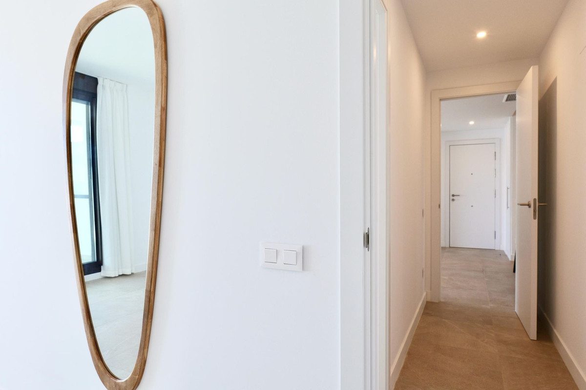 Middle Floor Apartment in Estepona, Costa del Sol – 2 beds – 595000 € - photo 11 of 29