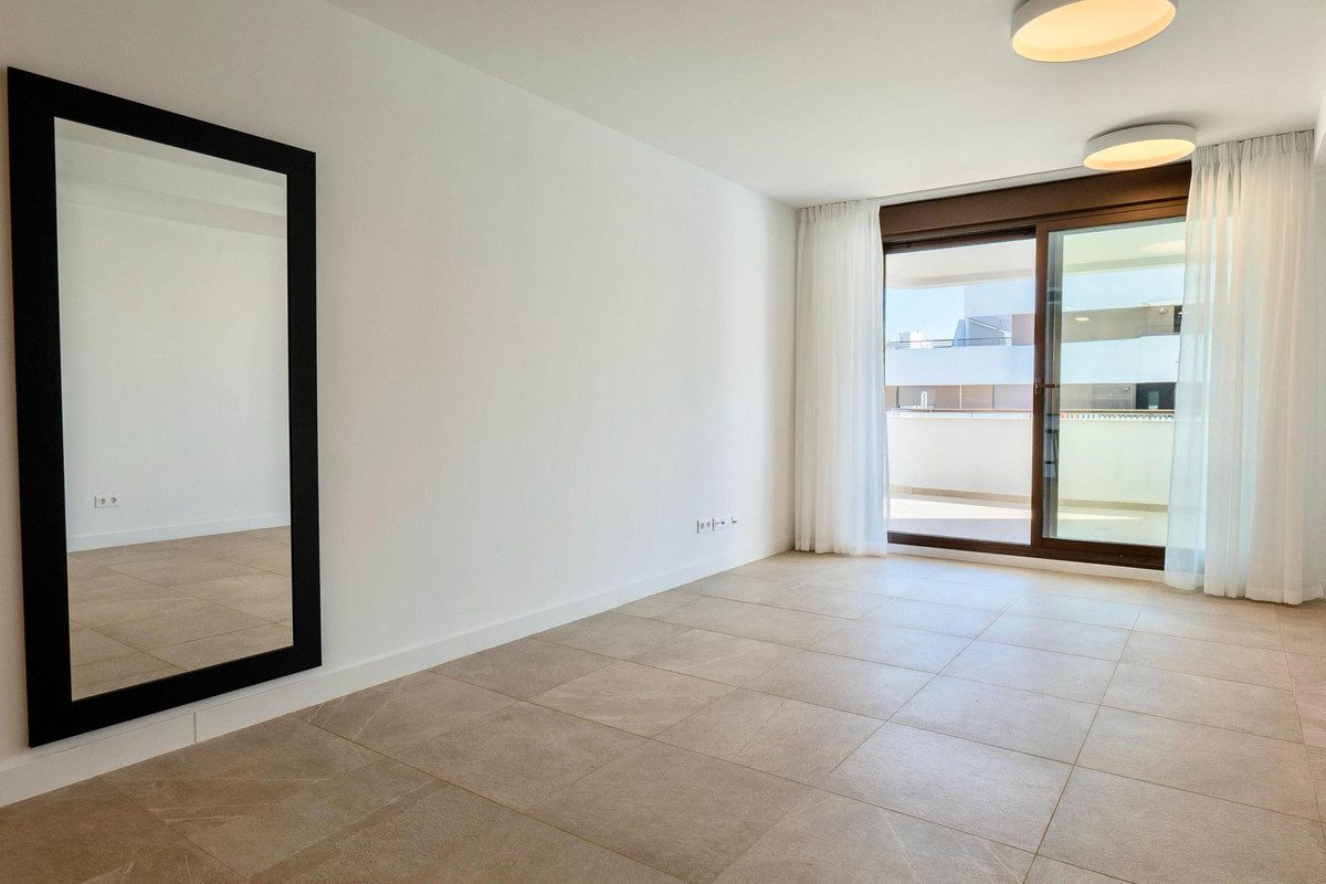 Middle Floor Apartment in Estepona, Costa del Sol – 2 beds – 595000 € - photo 12 of 29