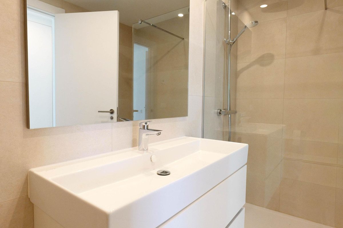 Middle Floor Apartment in Estepona, Costa del Sol – 2 beds – 595000 € - photo 23 of 29
