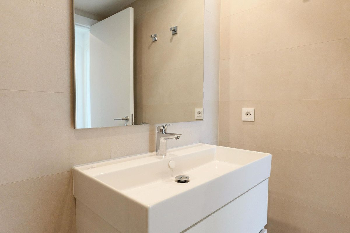 Middle Floor Apartment in Estepona, Costa del Sol – 2 beds – 595000 € - photo 25 of 29