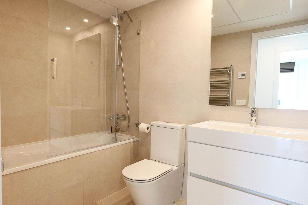 Middle Floor Apartment in Estepona, Costa del Sol – 2 beds – 595000 € - photo 26 of 29