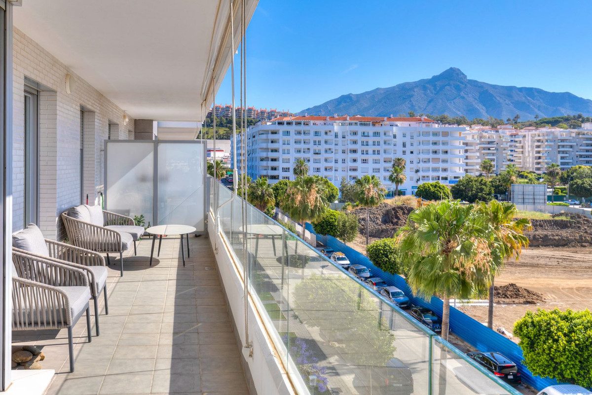 Middle Floor Apartment in Marbella, Costa del Sol – 3 beds – 495000 € - photo 2 of 10