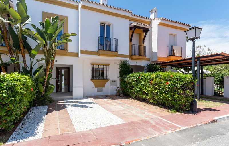 Townhouse in Estepona, Costa del Sol – 4 beds – 695000 €