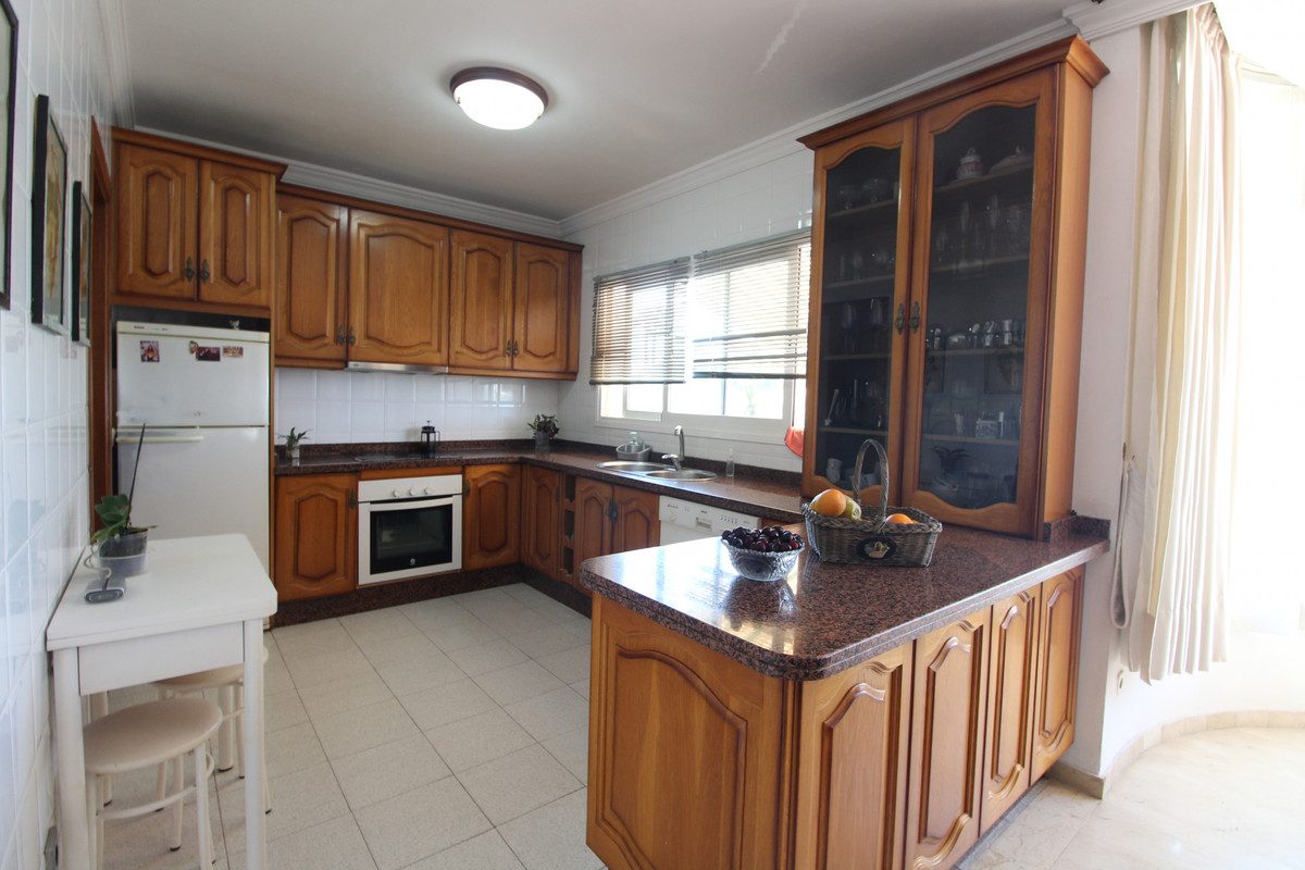 Detached Villa in Marbella, Costa del Sol – 4 beds – 750000 € - photo 8 of 26