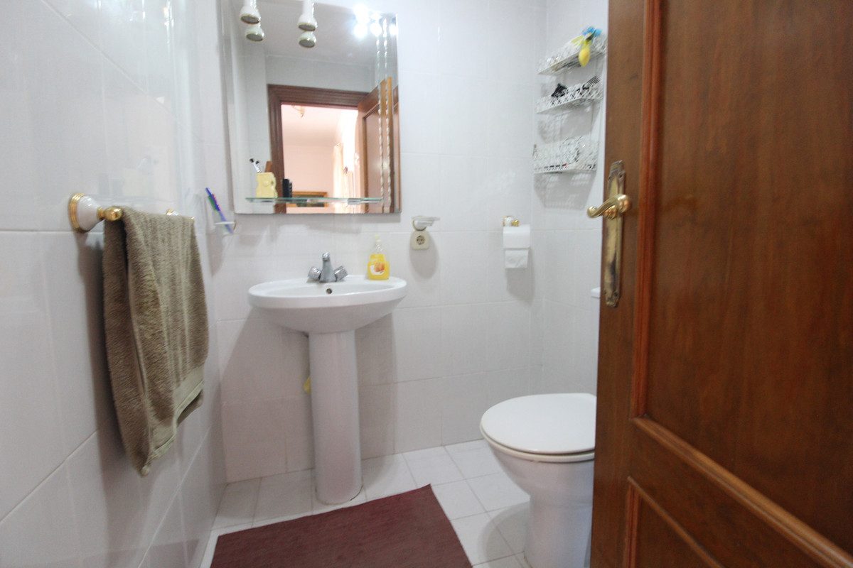 Detached Villa in Marbella, Costa del Sol – 4 beds – 750000 € - photo 14 of 26