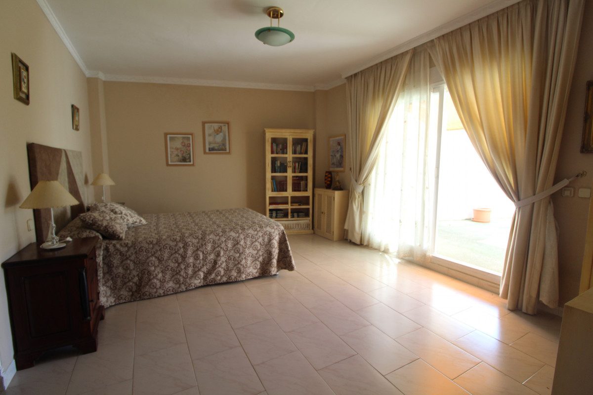 Detached Villa in Marbella, Costa del Sol – 4 beds – 750000 € - photo 17 of 26