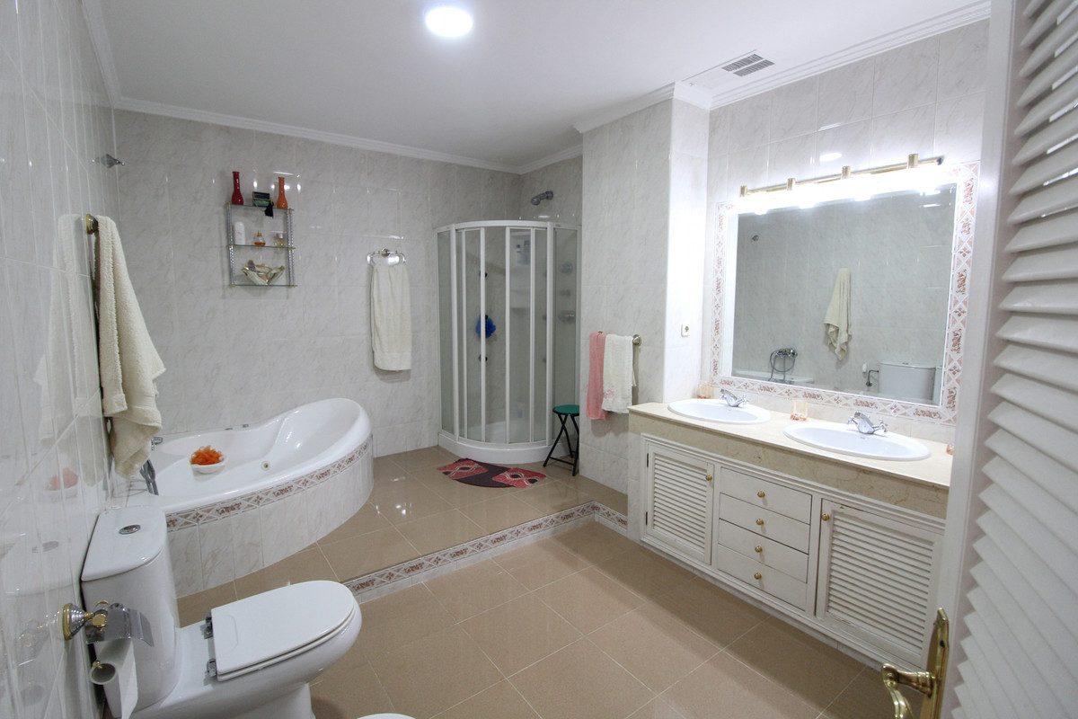 Detached Villa in Marbella, Costa del Sol – 4 beds – 750000 € - photo 18 of 26