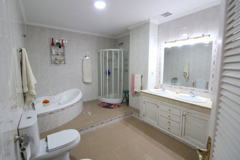 Detached Villa in Marbella, Costa del Sol – 4 beds – 750000 € - photo 18 of 26
