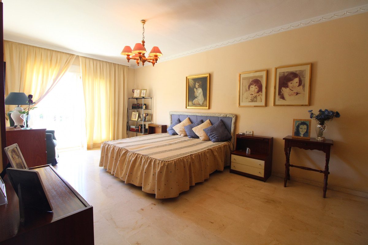 Detached Villa in Marbella, Costa del Sol – 4 beds – 750000 € - photo 20 of 26