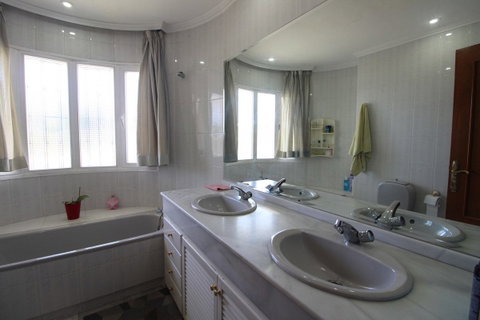 Detached Villa in Marbella, Costa del Sol – 4 beds – 750000 € - photo 21 of 26