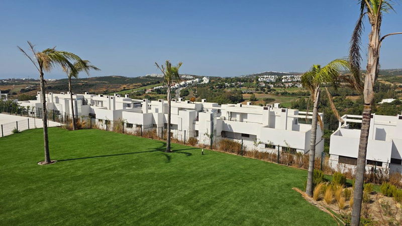 Middle Floor Apartment in Estepona, Costa del Sol – 2 beds – 440000 €