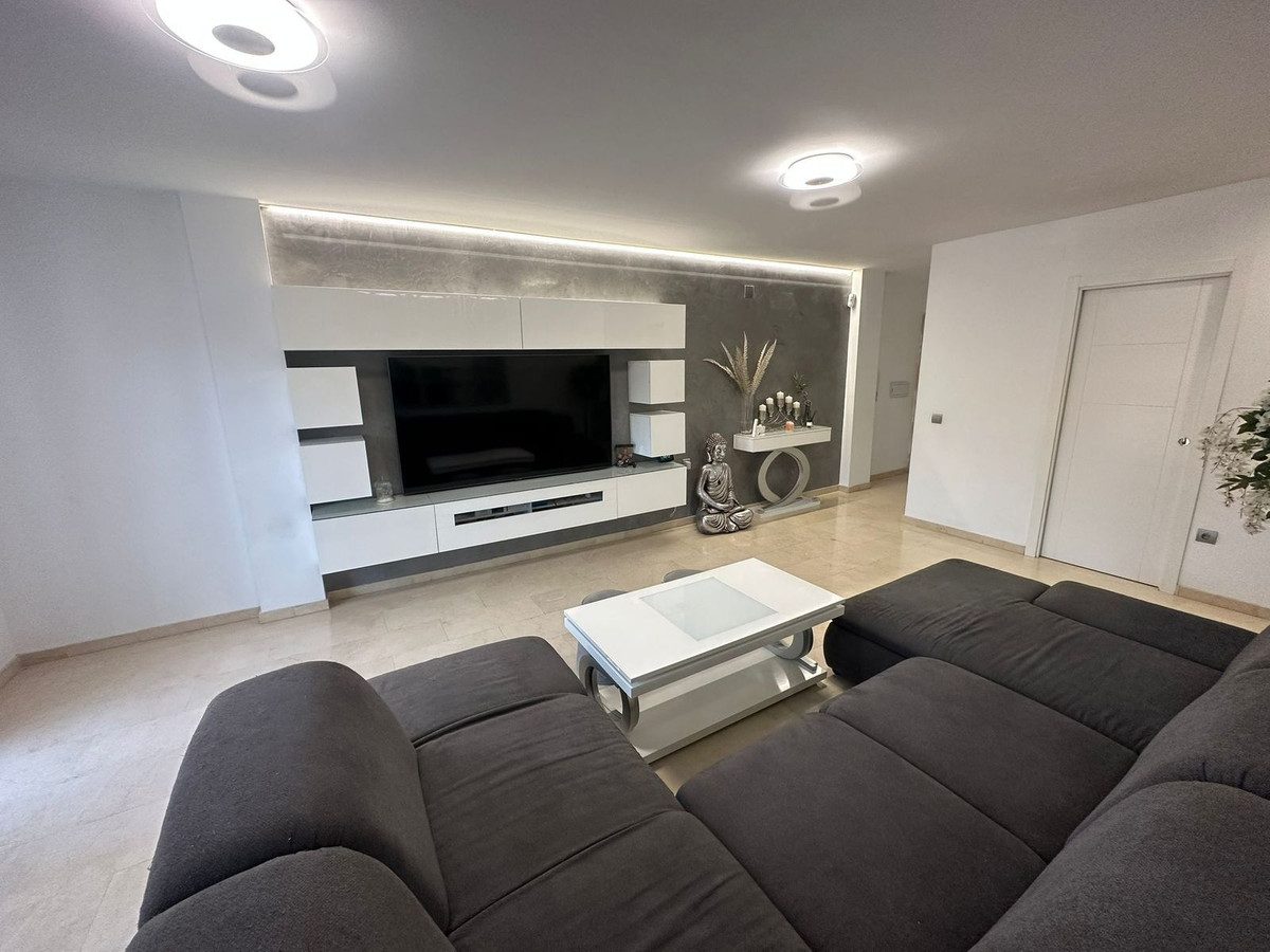 Middle Floor Apartment in Marbella, Costa del Sol – 3 beds – 450000 € - photo 2 of 14
