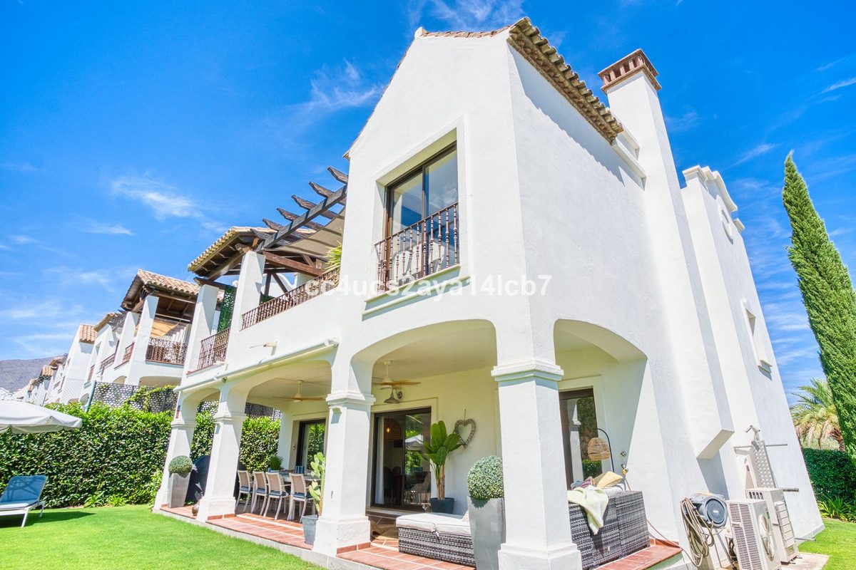Detached Villa in Estepona, Costa del Sol – 3 beds – 945000 € - photo 1 of 54