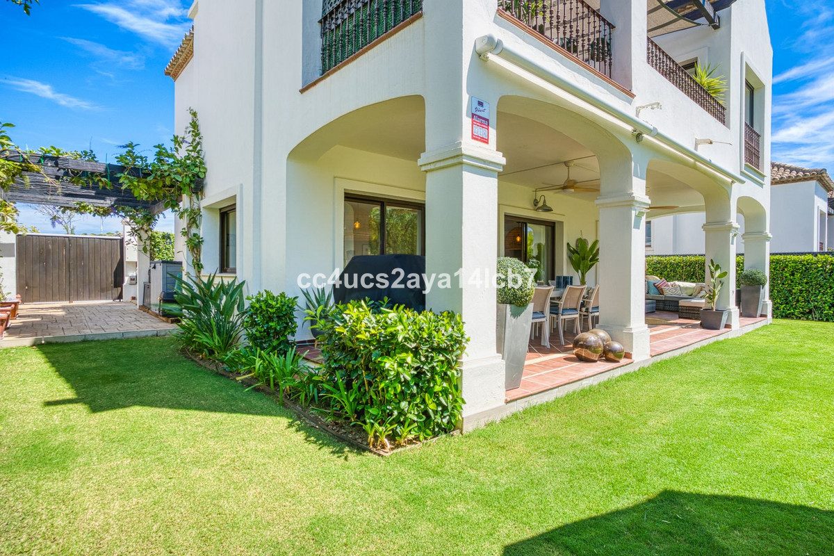 Detached Villa in Estepona, Costa del Sol – 3 beds – 945000 € - photo 2 of 54