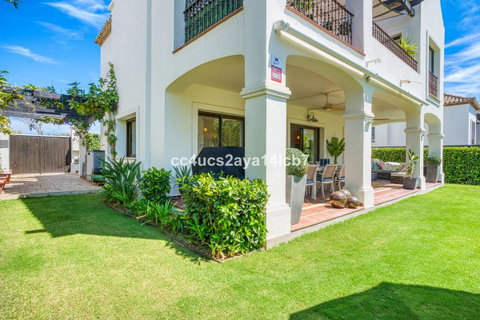 Detached Villa in Estepona, Costa del Sol – 3 beds – 945000 € - photo 2 of 54