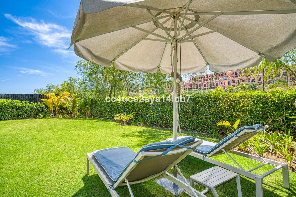 Detached Villa in Estepona, Costa del Sol – 3 beds – 945000 € - photo 4 of 54