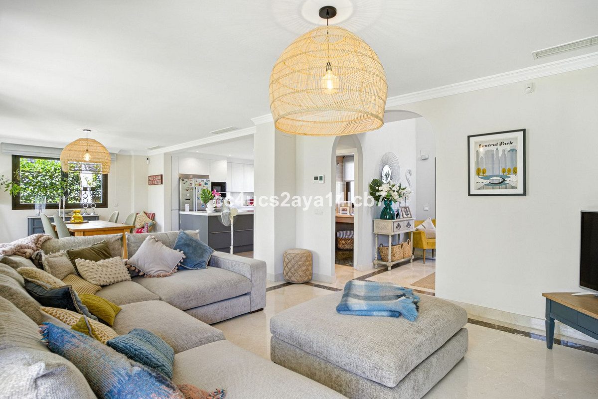 Detached Villa in Estepona, Costa del Sol – 3 beds – 945000 € - photo 9 of 54