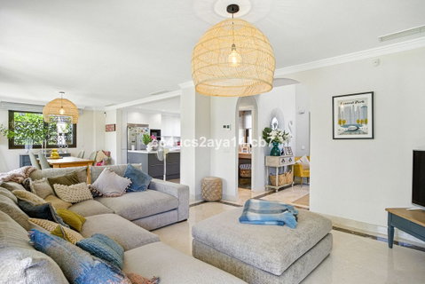Detached Villa in Estepona, Costa del Sol – 3 beds – 945000 € - photo 9 of 54