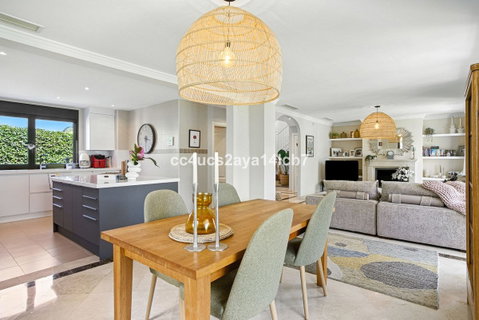 Detached Villa in Estepona, Costa del Sol – 3 beds – 945000 € - photo 10 of 54