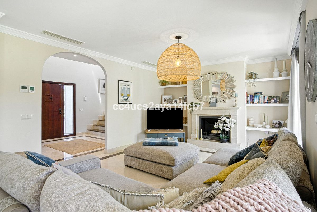 Detached Villa in Estepona, Costa del Sol – 3 beds – 945000 € - photo 13 of 54