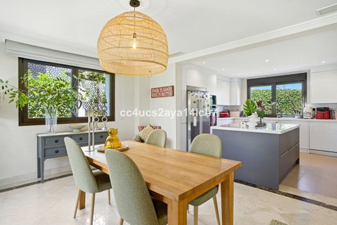 Detached Villa in Estepona, Costa del Sol – 3 beds – 945000 € - photo 15 of 54