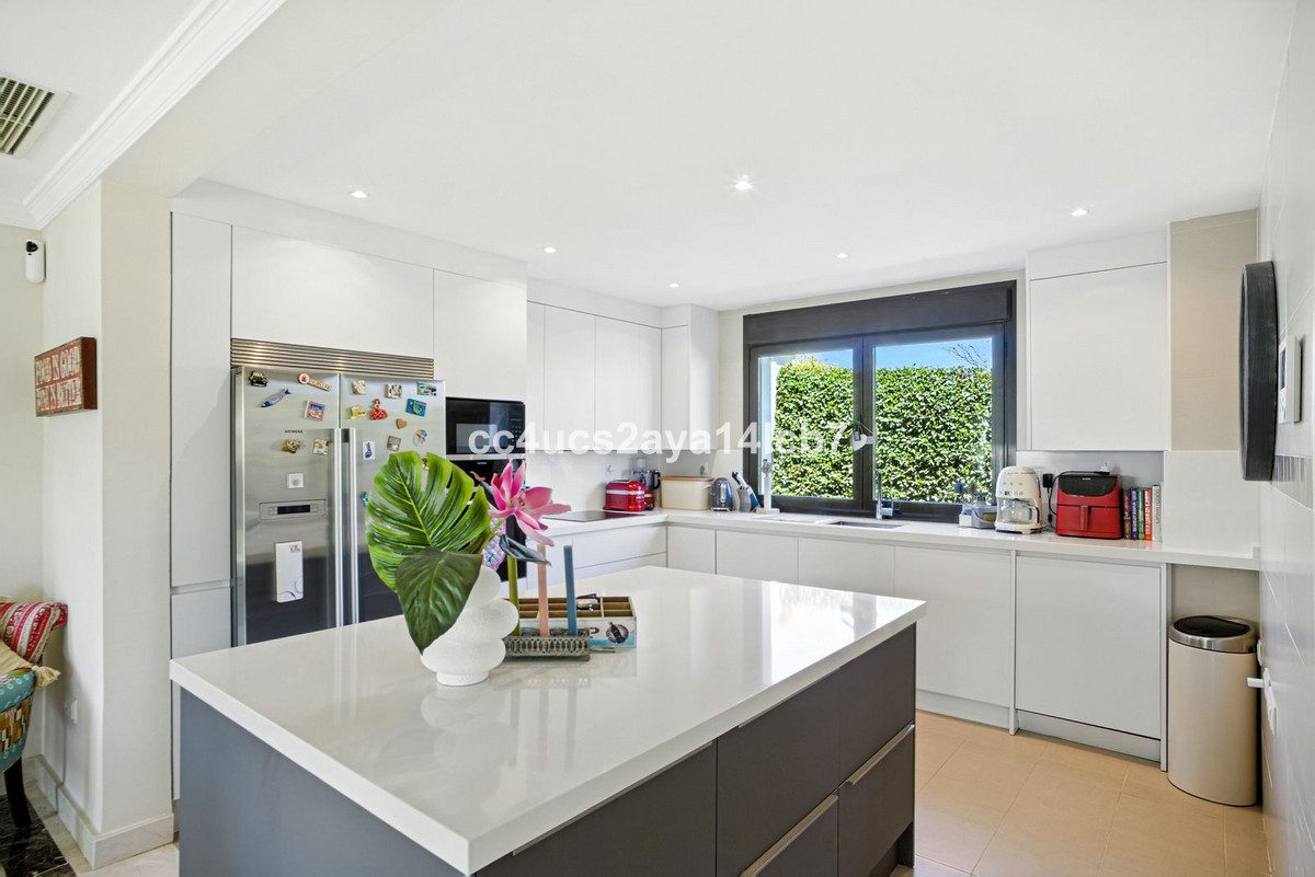 Detached Villa in Estepona, Costa del Sol – 3 beds – 945000 € - photo 16 of 54