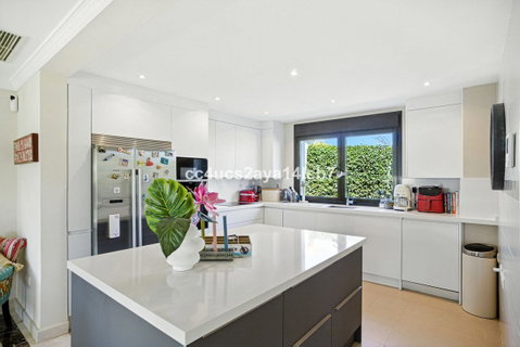 Detached Villa in Estepona, Costa del Sol – 3 beds – 945000 € - photo 16 of 54