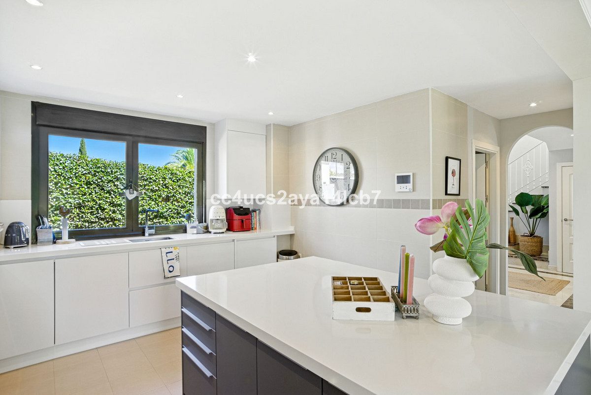 Detached Villa in Estepona, Costa del Sol – 3 beds – 945000 € - photo 17 of 54