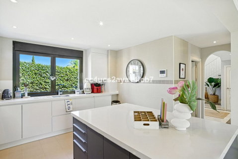 Detached Villa in Estepona, Costa del Sol – 3 beds – 945000 € - photo 17 of 54